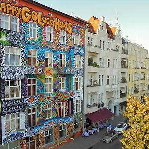 Happy Go Lucky + Hostal